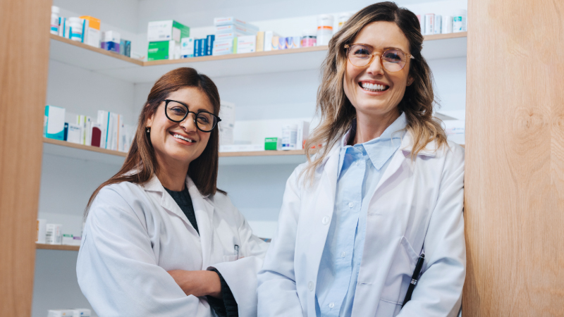 Två kvinnliga farmaceuter i ett läkemedelsförråd