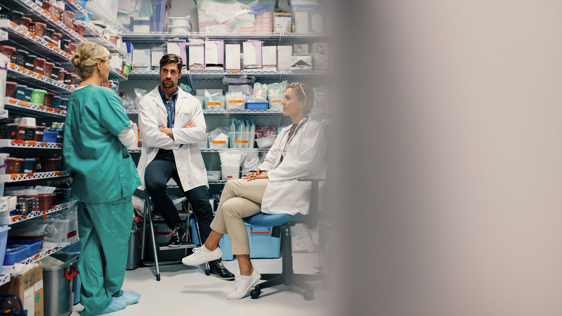 Sjukhusfarmaceuter inne i ett förråd som diskuterar